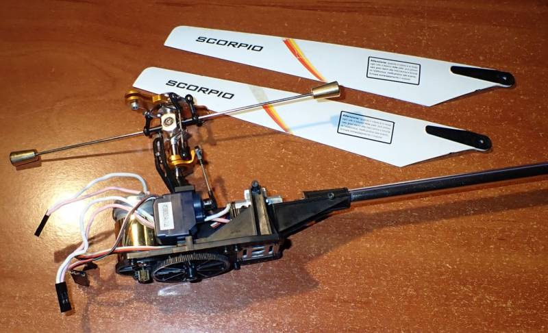 Vrtulník Walkera CB180 -  strojovna