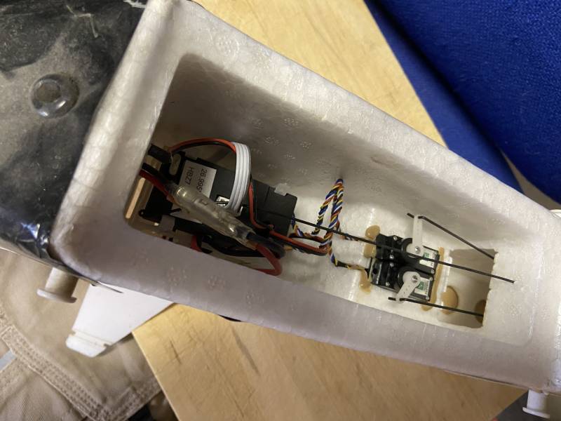 RC servo serva, táhla, motor, vrtule vysílač