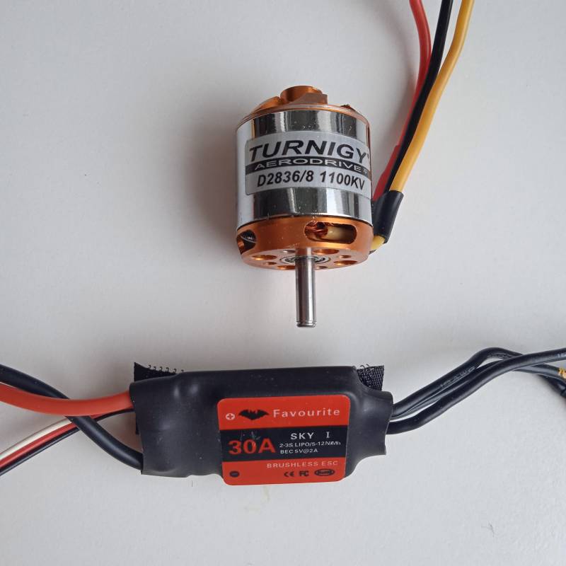 DEIMOS II s motorem regulátorem servy a dvěma kříd