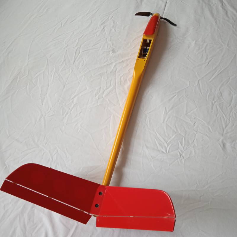 DEIMOS II s motorem regulátorem servy a dvěma kříd