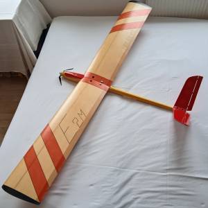 DEIMOS II s motorem regulátorem servy a dvěma kříd