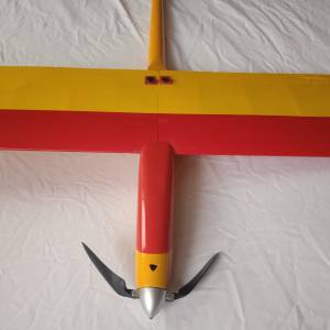 DEIMOS II s motorem regulátorem servy a dvěma kříd