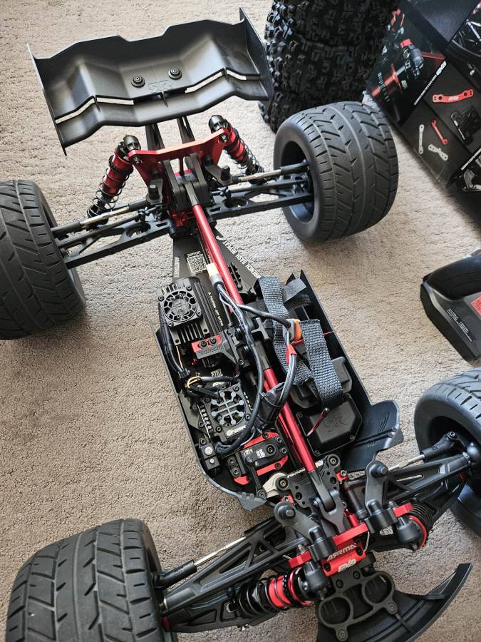 Arrma Kraton 6S BLX V6 1:8 4WD EXtreme Bash