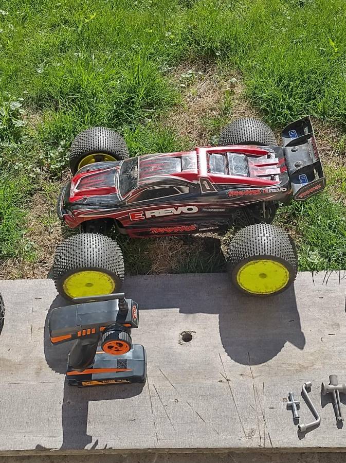 Prodam traxxas e-revo 1:8 elektro