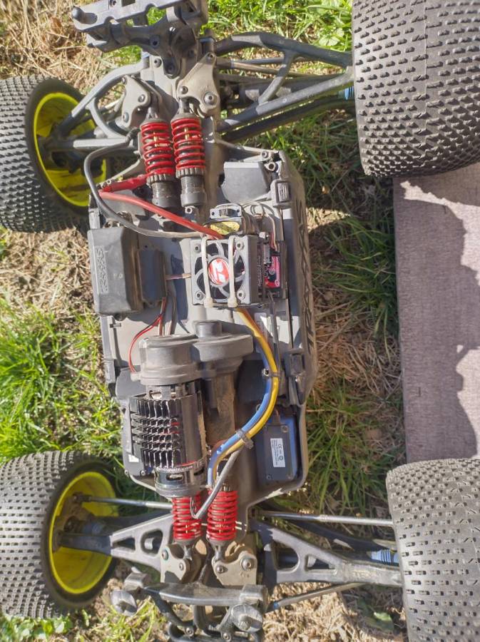 Prodam traxxas e-revo 1:8 elektro